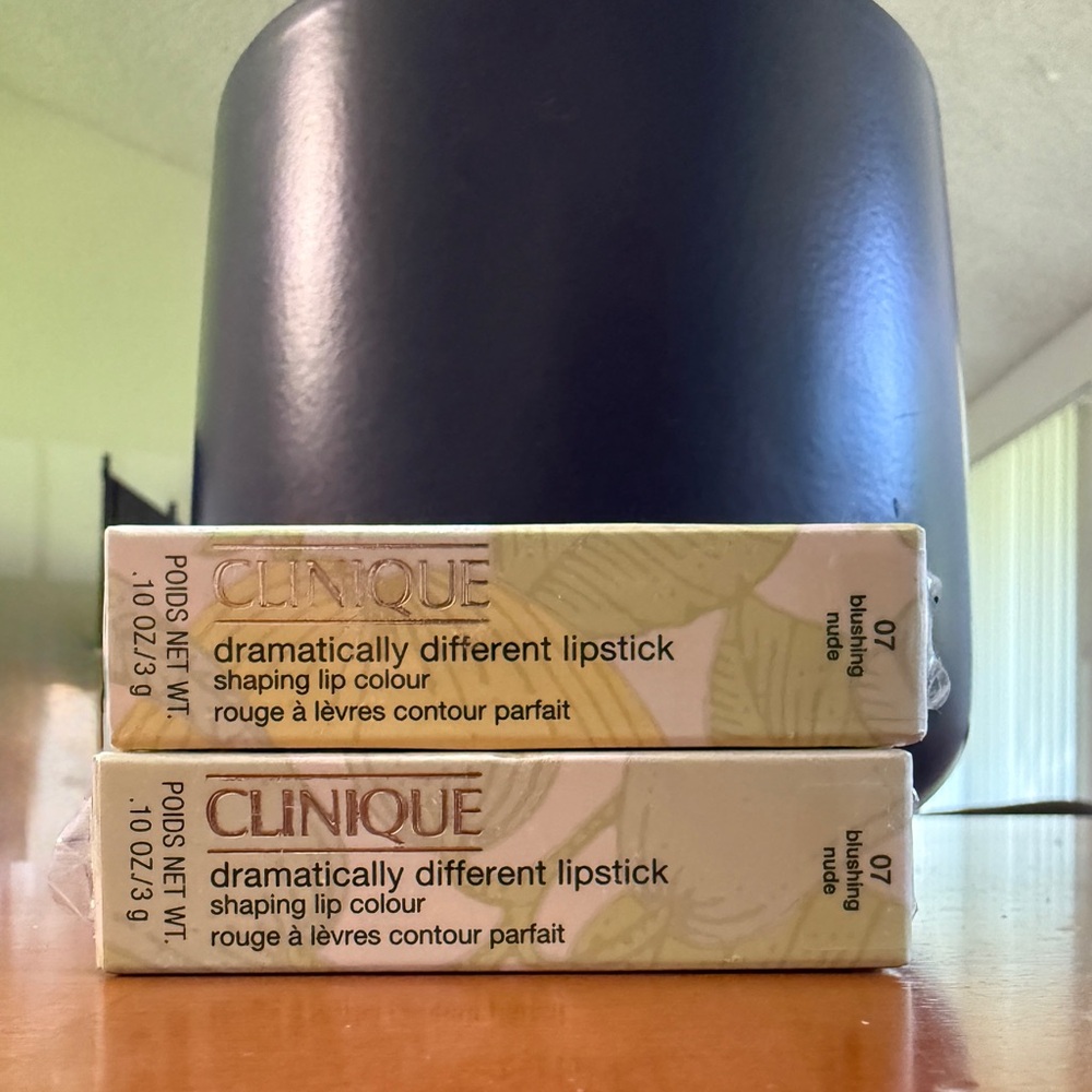 NEW Clinique Dramatically Different Lipstick - Blushing Nude (2 )